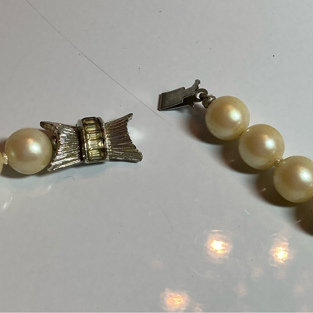 Vintage 15 1/4” faux pearl knotted necklace. - Picture 4 of 6